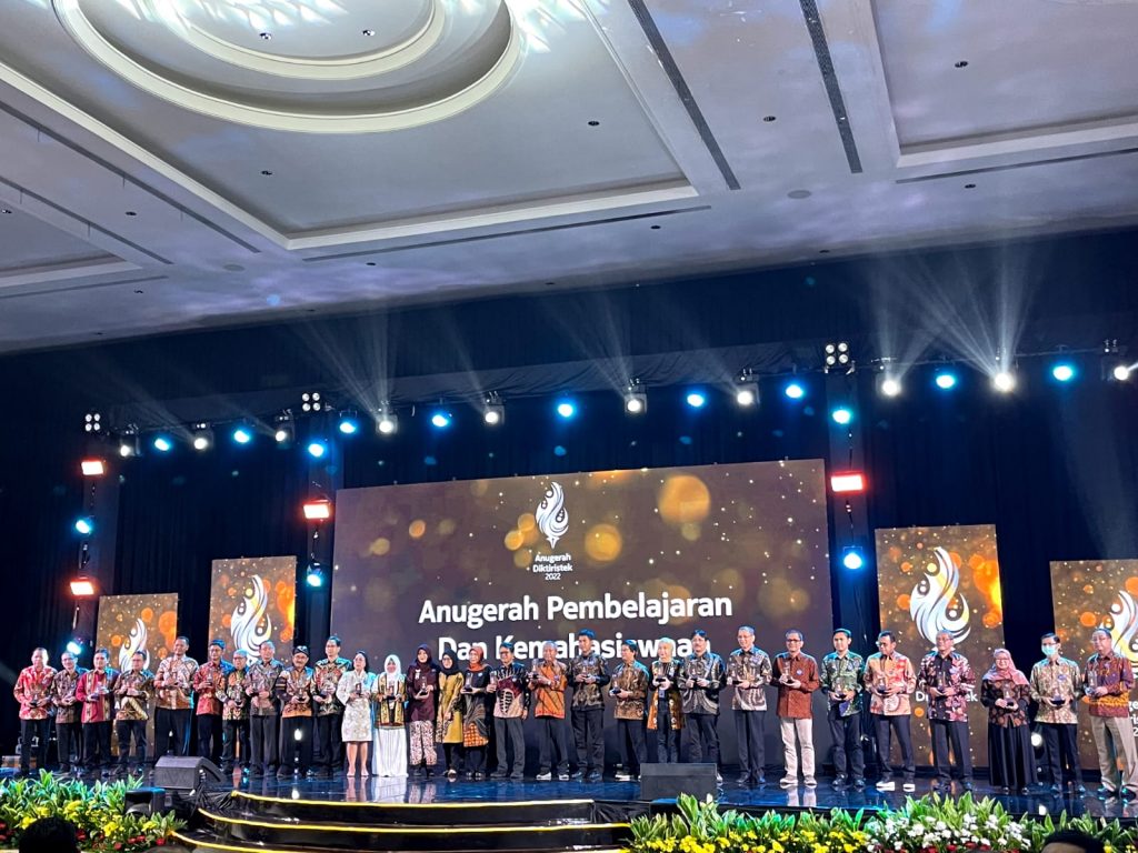 UMS Memang Top!! Raih 2 Penghargaan di Anugerah Diktiristek 2022