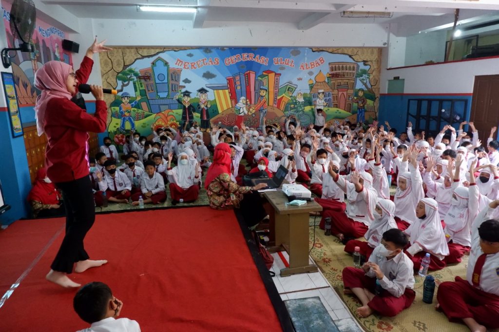 Murid SD Muhammadiyah PK Kottabarat Peduli Tunadaksa