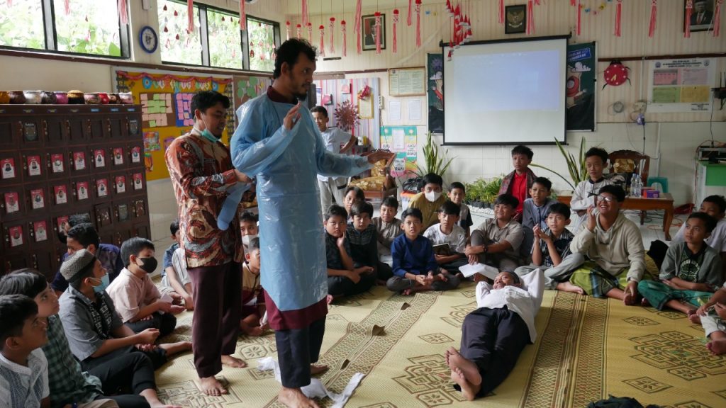 Siswa SD Muhammadiyah 1 Ketelan Belajar Cara Merawat Jenazah