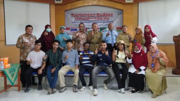 Mahasiswa Asing UMS Lakukan Kunjungan Budaya Pelajari Batik, Gamelan, dan Kebudayaan Indonesia