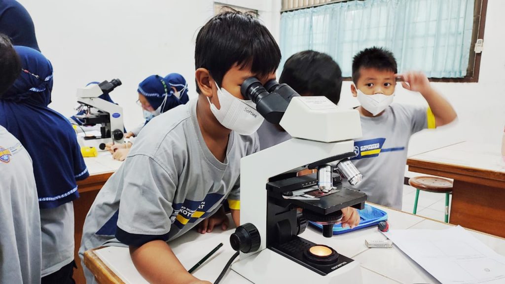 SC SD Muh PK Kottabarat Belajar Mikroskop Binokuler di Laboratorium Biologi UMS