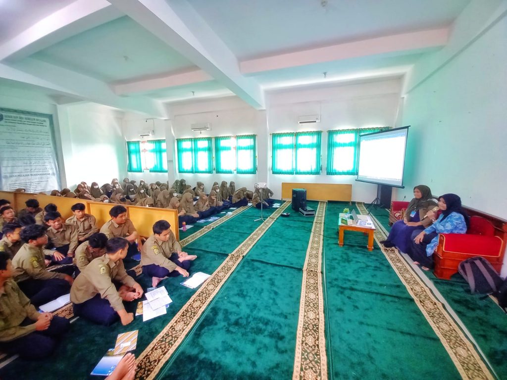 SMA Muhammadiyah PK Kottabarat Gelar Workshop Kepenulisan Artikel Ilmiah