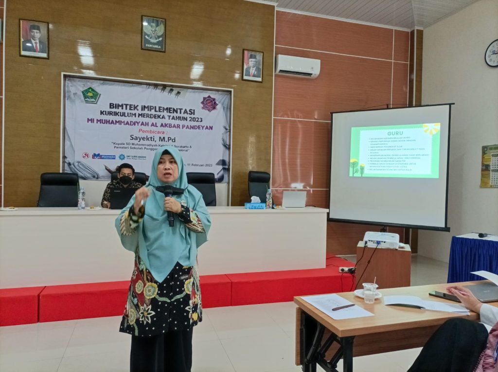 Kepsek SD Muhammadiyah 1 Ketelan Berikan Materi Bimtek Kurikulum Merdeka