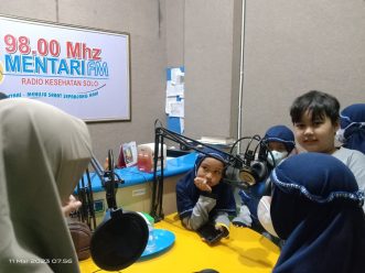 Kenalkan Dunia Broadcasting, Murid SD Muh PK Solo Kunjungi Radio Mentari FM