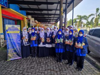 Sambut Ramadhan, Siswa SMP Muhammadiyah PK Solo Bagikan Paket Tarhib Ramadhan