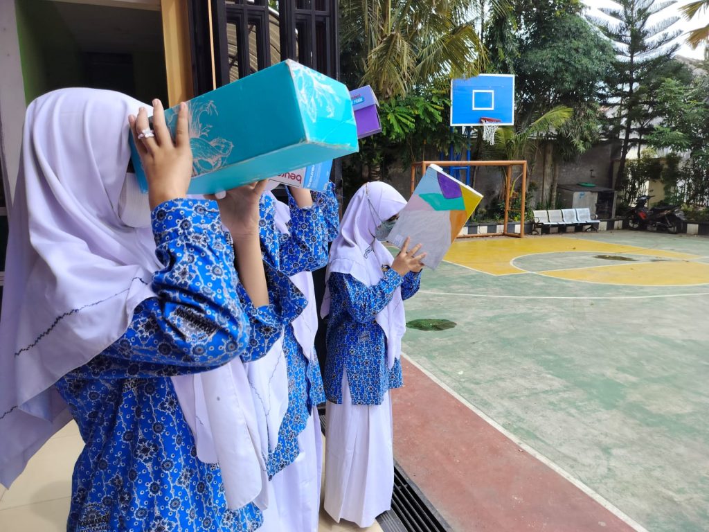 Jelang Gerhana Matahari, Siswa SMP Muhammadiyah PK Solo Membuat Pinhole dari Kardus Berkas