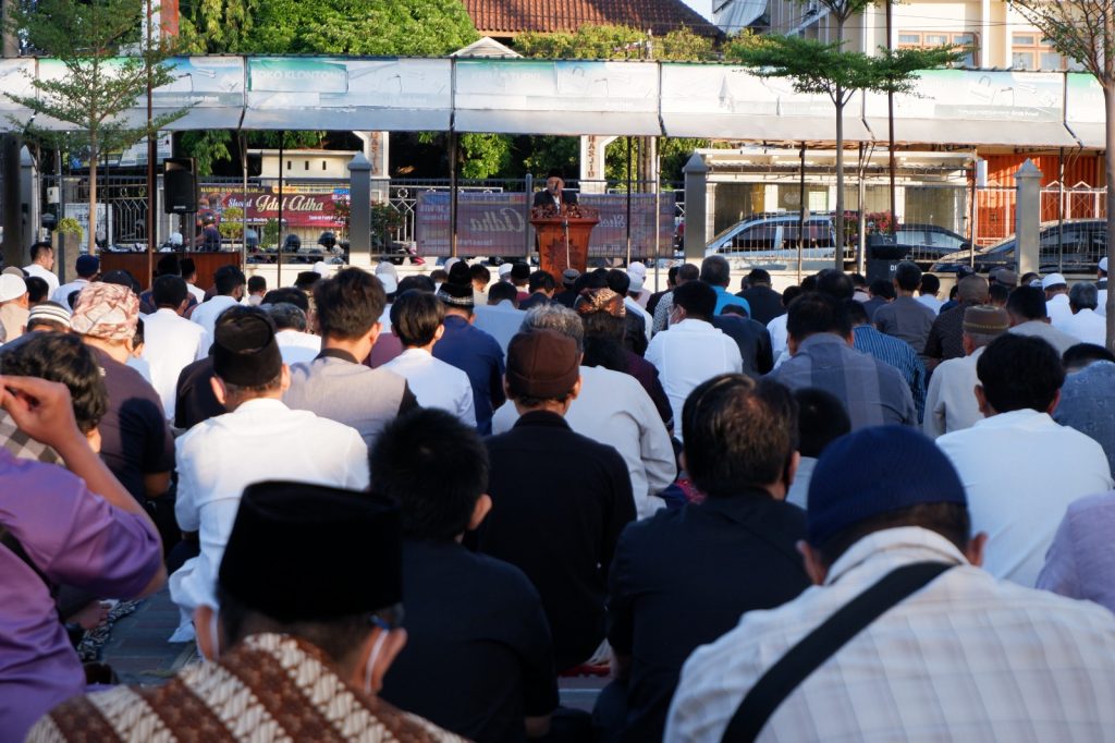 Ketua Muhammadiyah Solo KH. Anwar Sholeh Jadi Khatib Salat Iduladha di Taman Parkir Kottabarat