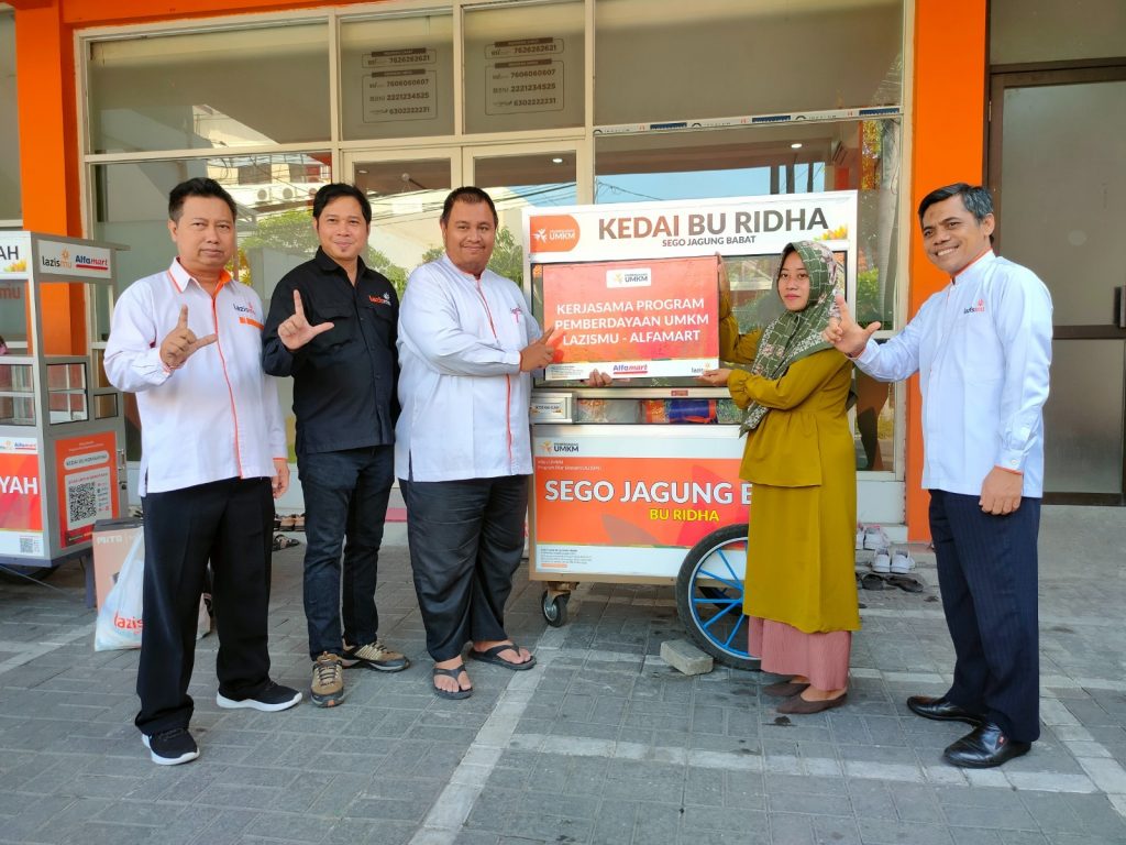 Dorong Perekonomian, Lazismu dan Alfamart Salurkan Bantuan bagi Pelaku UMKM di Gresik