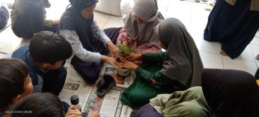 Tumbuhkan Sikap Peduli Lingkungan Murid SD Muhammadiyah PK Kottabarat Ikuti Group Project Paragon Pelihara Bumi