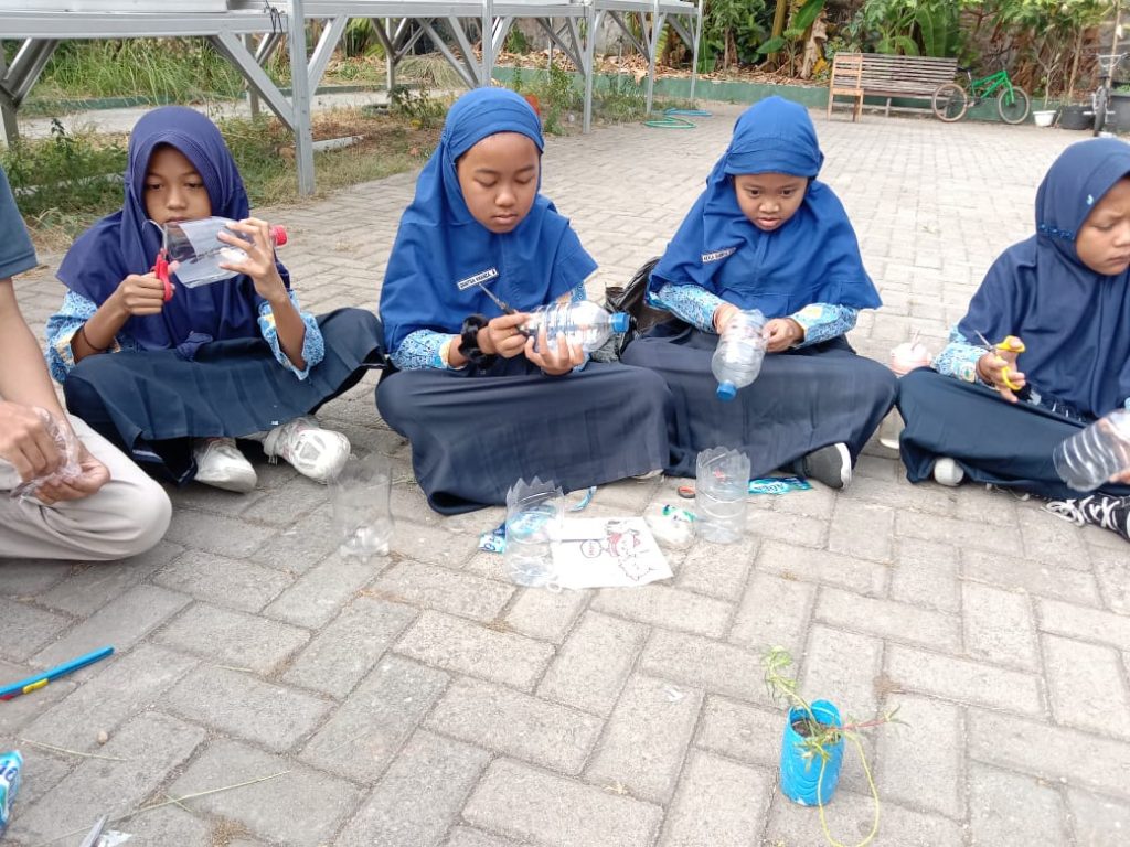 Kembangkan Minat Bakat, Siswa SD Muhammadiyah 24 Gajahan Belajar Membuat Pot dan Ecoprint