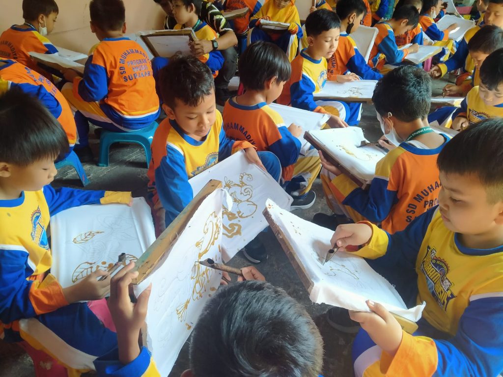 Belajar Karya Seni Dekoratif, Murid SD Muh PK Kottabarat Praktik Membatik di Kampoeng Batik Laweyan