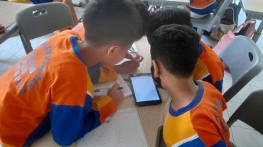 Murid SD Muhammadiyah PK Kottabarat Belajar Matematika dengan Tablet