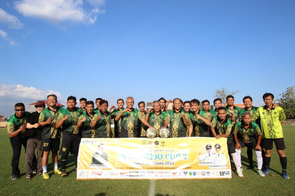 Rektor UMS Jadi Kapten Tim Doskar UMS FC di Turnamen Piala Bersama Wonorejo Cup 2023