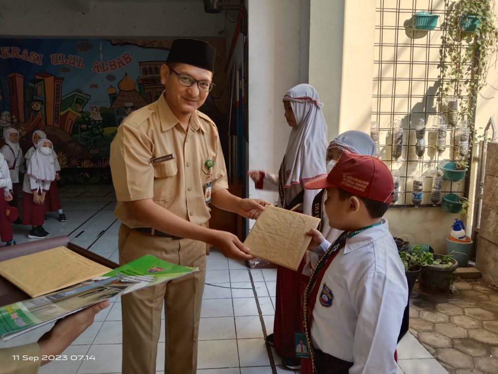 Peringati Hari Kunjung Perpustakaan, SD Muhammadiyah PK Kottabarat Kukuhkan Duta Baca