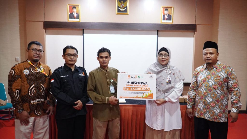 Lazismu Kota Surakarta Salurkan Beasiswa Sang Surya