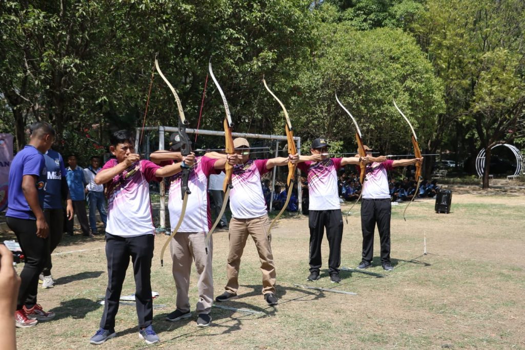 Noto dari Biro Administrasi Keuangan Juarai Lomba Panah Milad ke-65 UMS