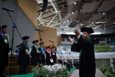 Penuh Haru, Guru Besar UMS Sampaikan Pesan Keprihatinan Lewat Puisi untuk Kasus Pulau Rempang, Batam di Upacara Harijadi ke-65