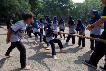 Murid SD Muhammadiyah PK Kottabarat Isi Jeda Semester dengan Permainan Tradisional