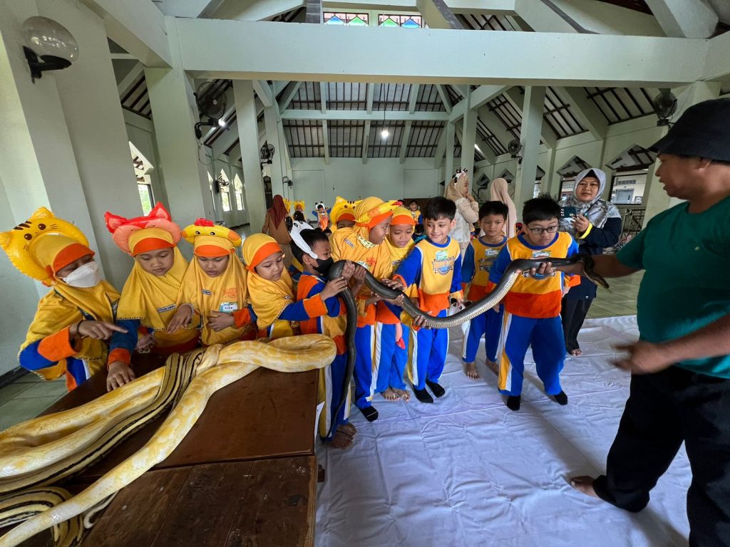 Seru, SD Muh PK Kottabarat Datangkan Berbagai Jenis Binatang ke Sekolah