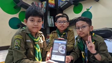 Murid SD Muhammadiyah PK Kottabarat Berlatih Mendesain Iklan Berbasis Tablet