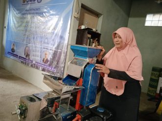 Tim Farmasi UMS Dampingi Kelompok Wanita Tani Sri Rejeki, Tingkatkan Produksi Jamu Instan