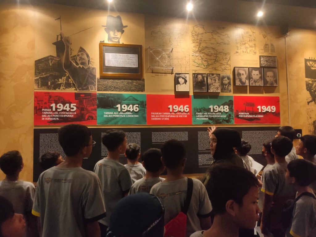 Latih Kreativitas dan Keberanian Murid SD Muhammadiyah PK Kottabarat Surakarta Kunjungi Akmil Magelang