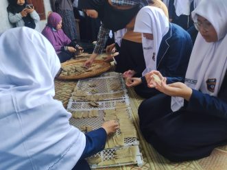 Home Stay Ajarkan Siswa SMP Muhammadiyah PK Solo tentang Kearifan Lokal