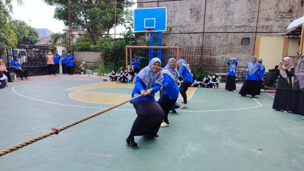 Peringati Hari Guru, Guru SMP Muhammadiyah PK Gelar Lomba Tarik Tambang hingga Memasak