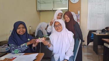 Orderan Selesai, Siswa SMK Muhammadiyah 5 Solo Tersenyum Terima Gaji
