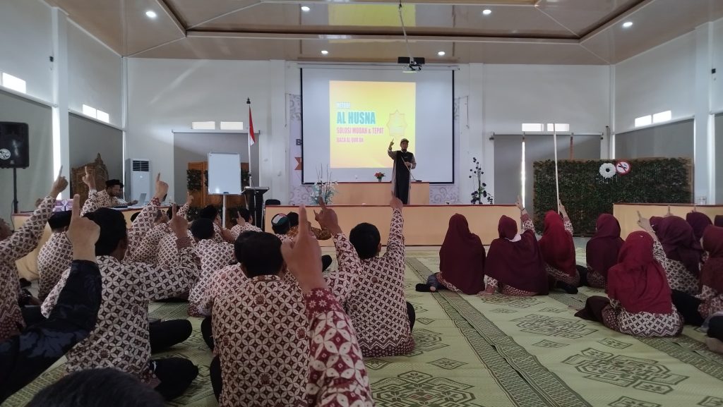 Guru dan Karyawan SD Muhammadiyah 1 Solo Perdalam Metode Al-Husna