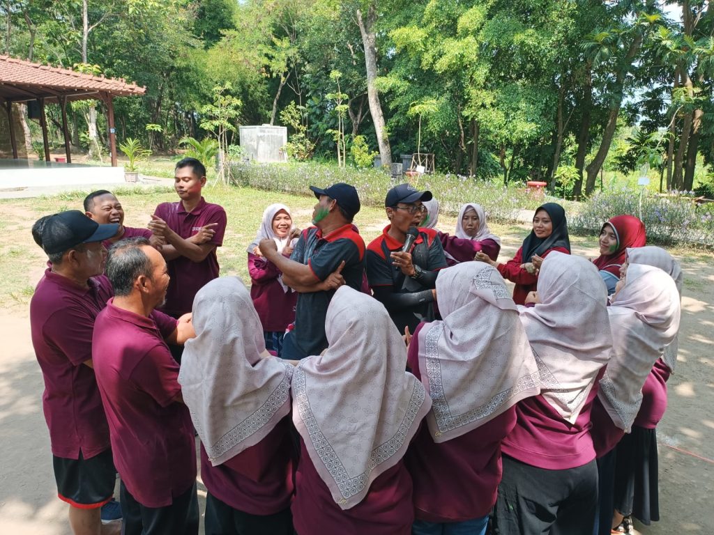 Perkuat Kerjasama Tim, Guru dan Karyawan SD Muhammadiyah 22 Solo Ikuti Outbond