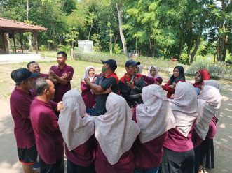 Perkuat Kerjasama Tim, Guru dan Karyawan SD Muhammadiyah 22 Solo Ikuti Outbond