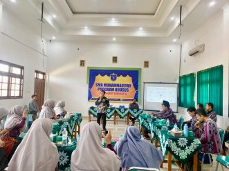 SMA Muhammadiyah PK Solo Latih Public Speaking untuk Guru dan Karyawan