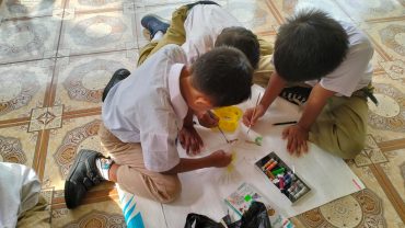 Kreatif, Murid SD Muhammadiyah 21 Baluwarti Solo Melukis di Karung Bekas