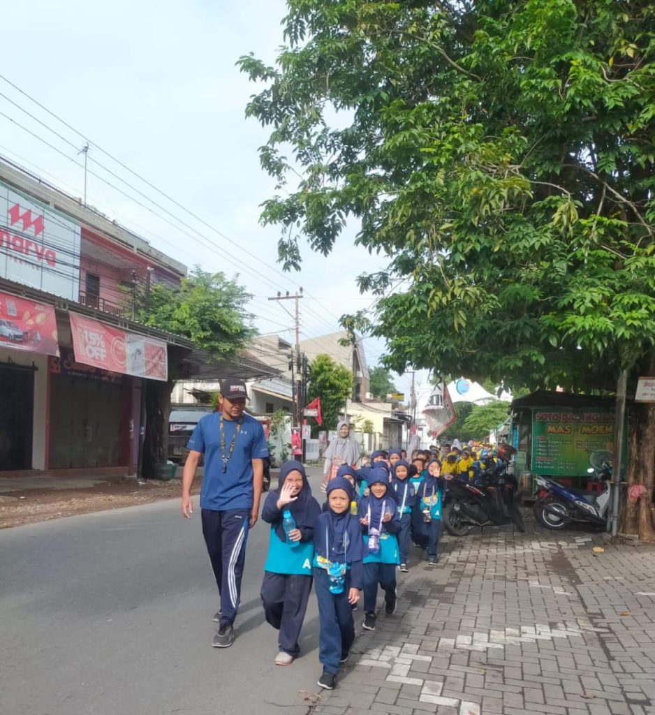 Perdana di Tahun 2024, SD Muhammadiyah 2 Solo Gelar Jalan Sehat