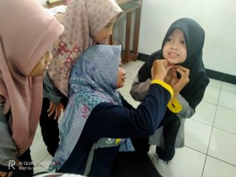 Murid SD Muhammadiyah PK Solo Praktikan Life Skill Memakai Jilbab dan Sarung