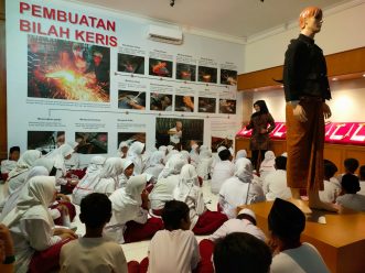 Tumbuhkan Semangat Belajar, SD Muhammadiyah 11 Solo Outing Class ke Museum Keris dan Stadion Sriwedari