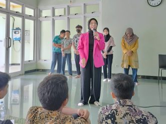 Training Public Speaking di SMP Muhammadiyah PK Solo Bersama Coach Sara Neyrhiza