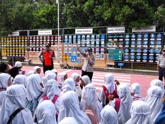 Siswa SD Muhammadiyah 11 Solo Praktik Belajar Berlalu Lintas ke Dishub Kota Solo