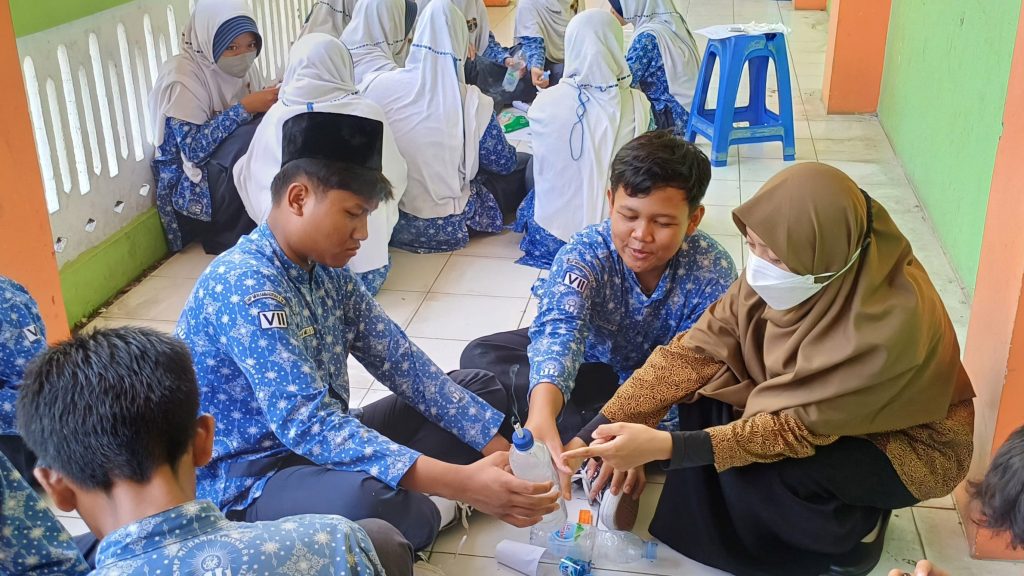 Siswa SMP Muhammadiyah 8 Solo Uji Bahaya Asap Rokok bagi Kesehatan