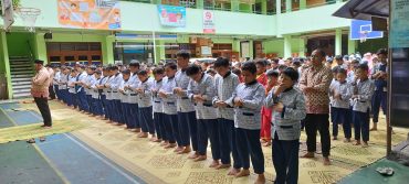 Pendidikan Karakter Melalui Pembiasaan Salat Berjemaah di Sekolah