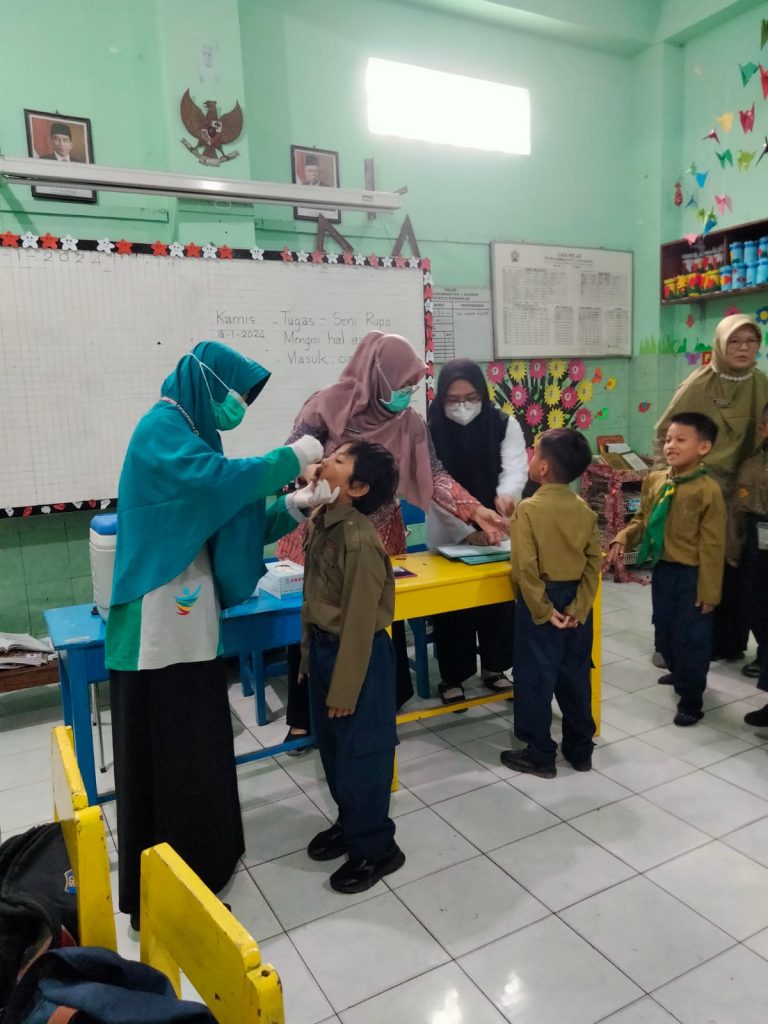 Siswa SD Muhammadiyah 2 Solo Ikuti Imunisasi Polio