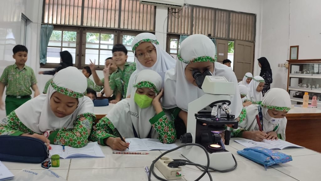 Murid SD Muhammadiyah PK Solo Praktik Pengamatan Organ Tubuh di Lab. Pendidikan Biologi UMS