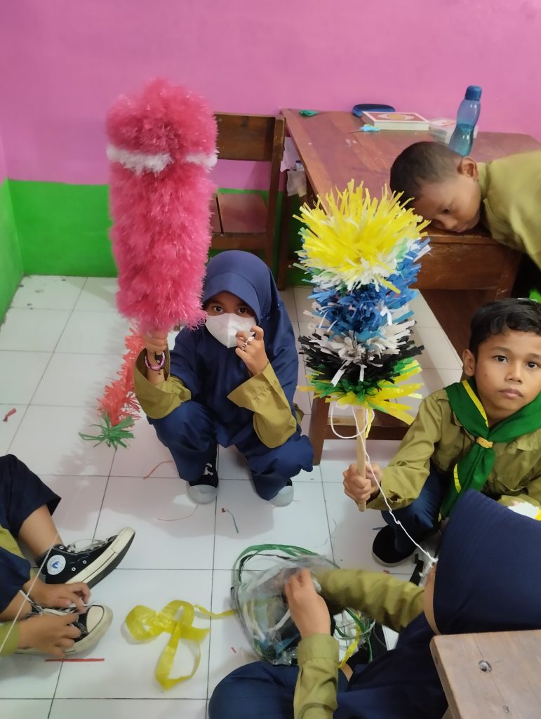 Belajar Kewirausahaan, Siswa SD Muhammadiyah 21 Solo Bikin Kemoceng Tali Rafia