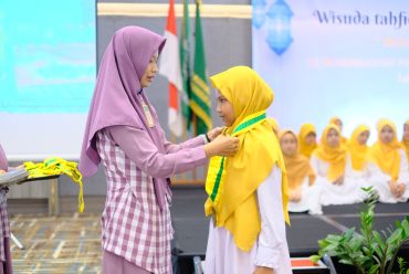 Penuh Haru, Ratusan Murid SD Muhammadiyah PK Kottabarat Solo Ikuti Wisuda Tahfiz dan Tilawah