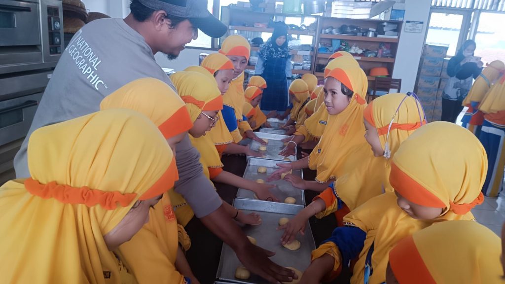 Murid SD Muhammadiyah PK Kottabarat Outing Class di Shabran Bakery