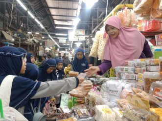 Nguri-Uri Budaya Jawa, Murid SD Muhammadiyah PK Solo Blusukan ke Pasar Gede