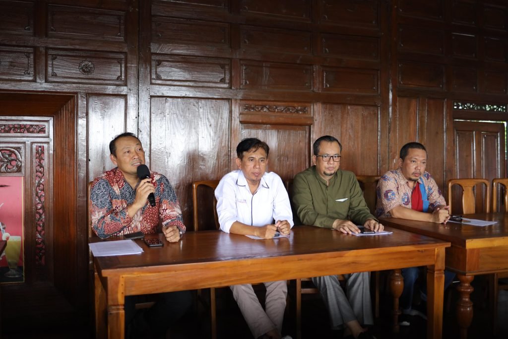Dekan FEB UMS : Momentum Bahagia FEB Tambah 3 Guru Besar…