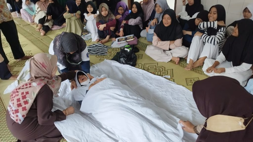 Heboh, Siswa SD Muhammadiyah 1 Solo Belajar Praktik Ngrukti Jenazah