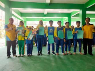 Kepala SD Muhammadiyah 2 Solo Serahkan Hadiah Lomba bagi Siswa Berprestasi